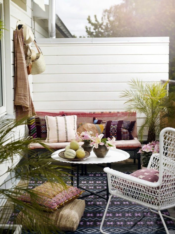 1-petite-table-de-jardin-canapé-coloré-pour-le-jardin-coussins-décoratifs-fleurs