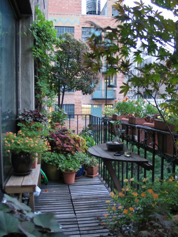 1-petite-table-de-terrasse-jardin-fleurs-idée-aménager-petit-espace