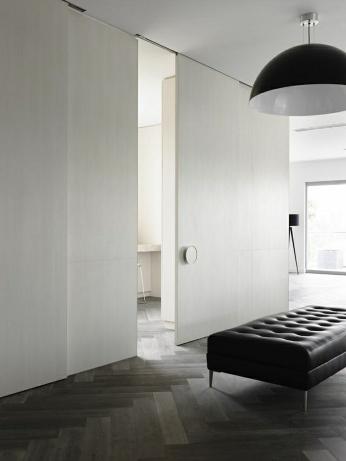 1-porte-coulissante-intérieur-sol-en-parquet-canapé-en-cuir-noir-lustre-noir-parquet
