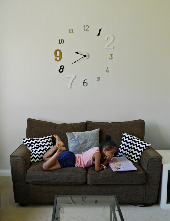 1-salle-de-séjour-salon-moderne-mur-blanc-horloge-murale-élégante-pendule-murale-canapé