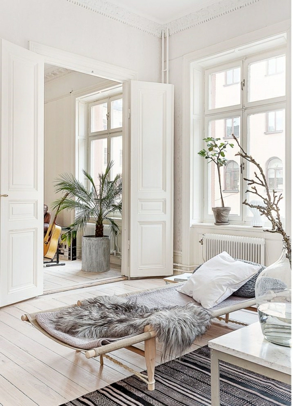 1-salon-cocooning-beige-tapis-coloré-beige-noir-sol-en-plancher