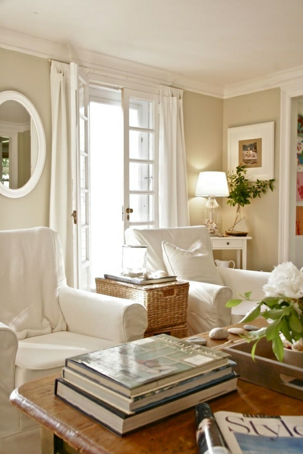 1-salon-cocooning-fauteuil-blanc-table-en-bois-décorative-miroir