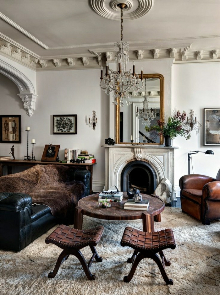 1-salon-de-luxe-meubles-en-cuir-noir-cheminée-tapis-beige-miroir-lustre-chaises