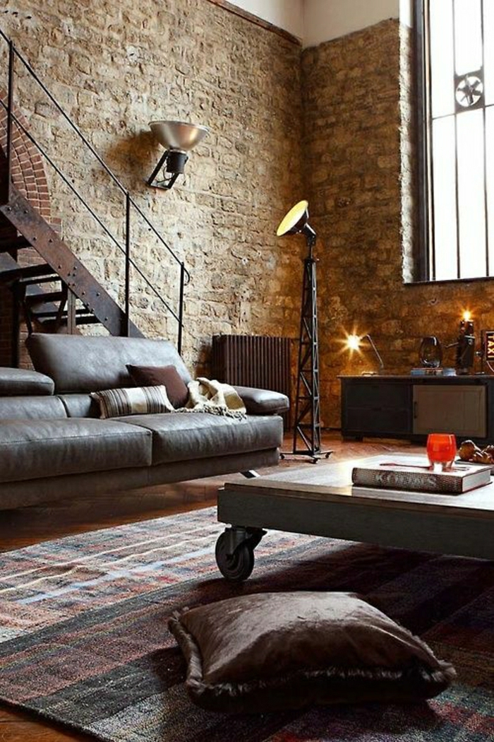 1-salon-en-cuir-canapé-en-cuir-marron-foncé-lampe-décorative-murs-en-briques-intérieur