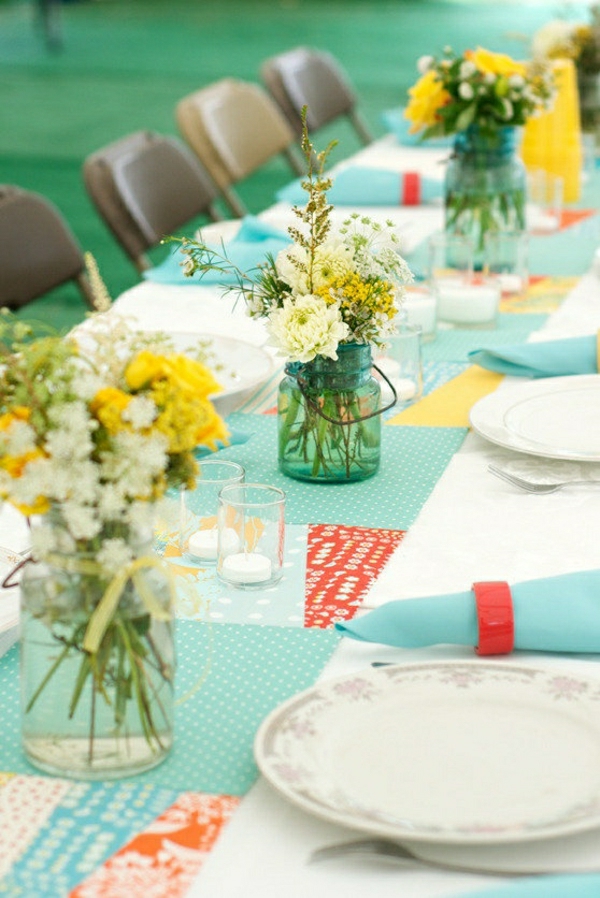 1-set-de-table-blanc-bleu-fleurs-bleus-mariage-occasion-special-nappe-colorée-fleurs