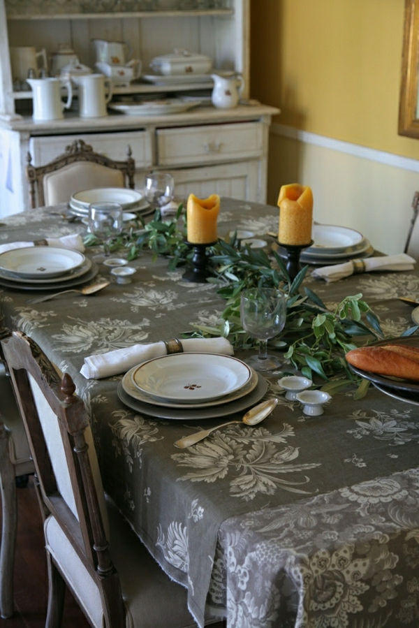 1-set-de-table-gris-élégant-bougie-table-vintage-intérieur-moderne-salle-de-séjour