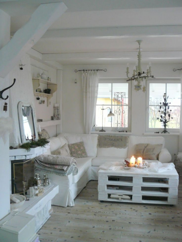 1-table-basse-avec-palette-blanc-salon-classique-intérieur