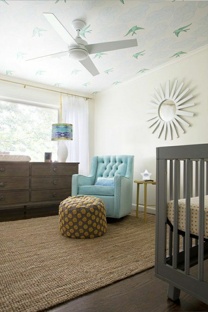 1-ventilateur-de-plafond-chambre-bébé-canapé-bleu-lit-enfant-sol-en-bois
