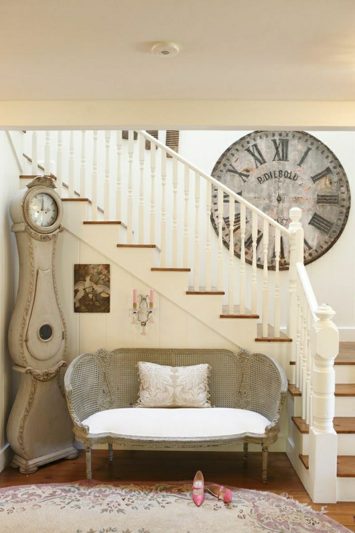 1-élégante-horloge-murale-de-couleur-blanche-idée-escalier-blanche-tapis-entrée