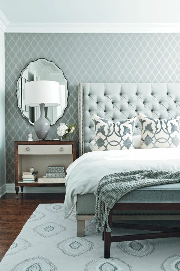 Table-de-chevet-idée-décoration-chambre-gris-tapis-table-de-lit-miroir-lampe