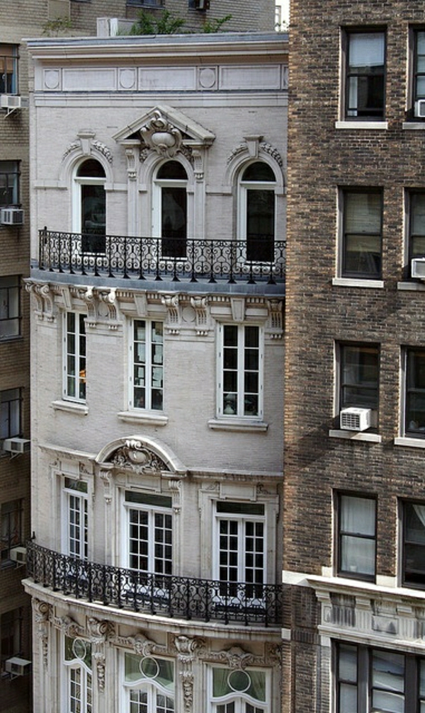 architecture-classique-appartement-extérieur-balcon-gris