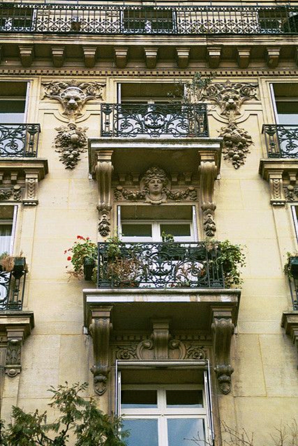 architecture-classique-maison-extérieur-appartement-fleurs-balcon
