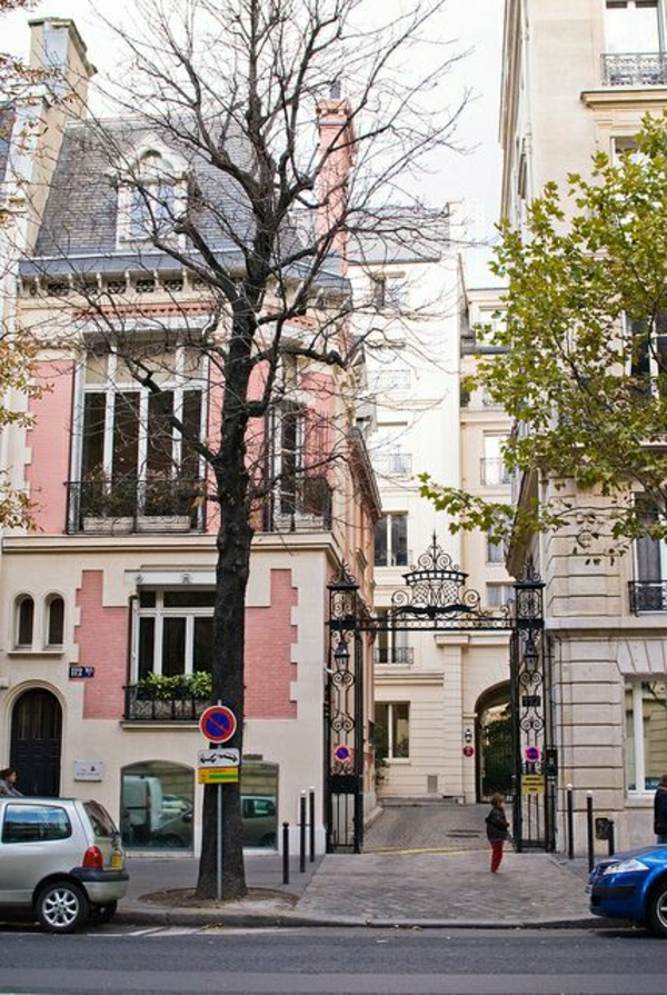 architecture-de-style-classique-façade-rose-blanc-fenetres