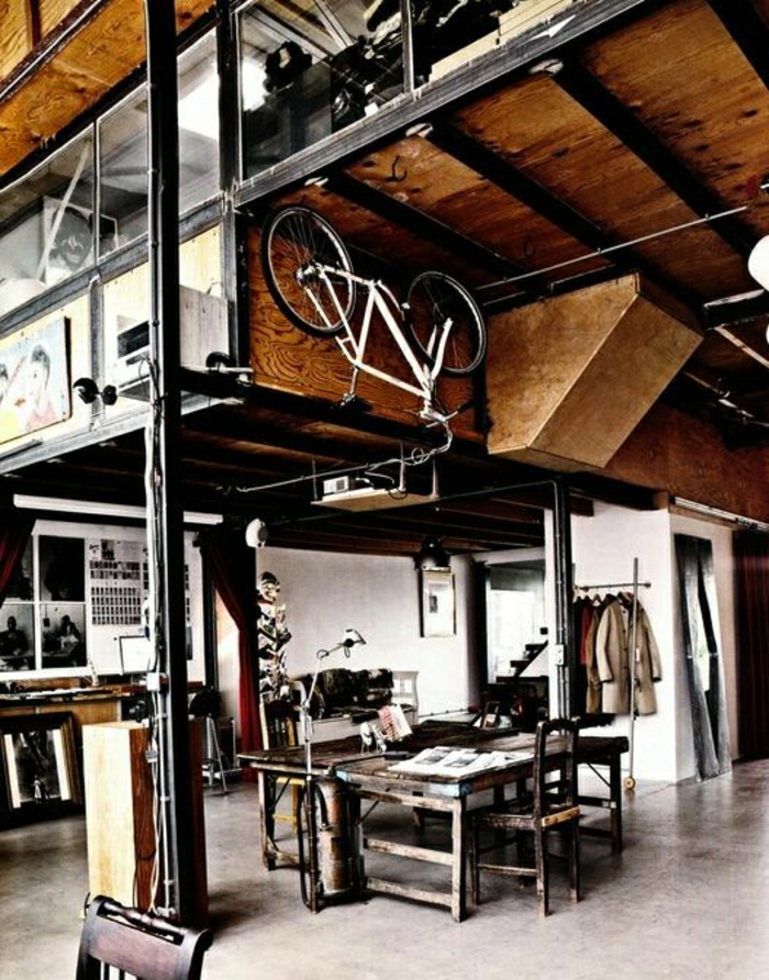atelier-atypique-loft-paris-maison-plafond-haut-en-bois-décoration-avec-vélo