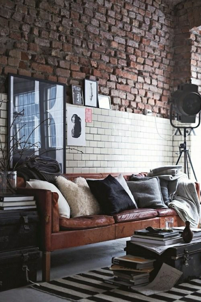 atelier-atypique-loft-paris-mur-de-brique-rouge-tapis-en-tissu-blanc-noir-canapé-en-cuir