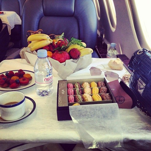 avion-jet-privé-déjeuner-luxe