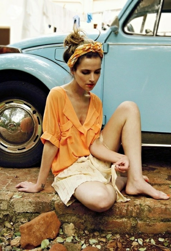 bandeau-cheveux-fille-chemise-orange-rétro-voiture