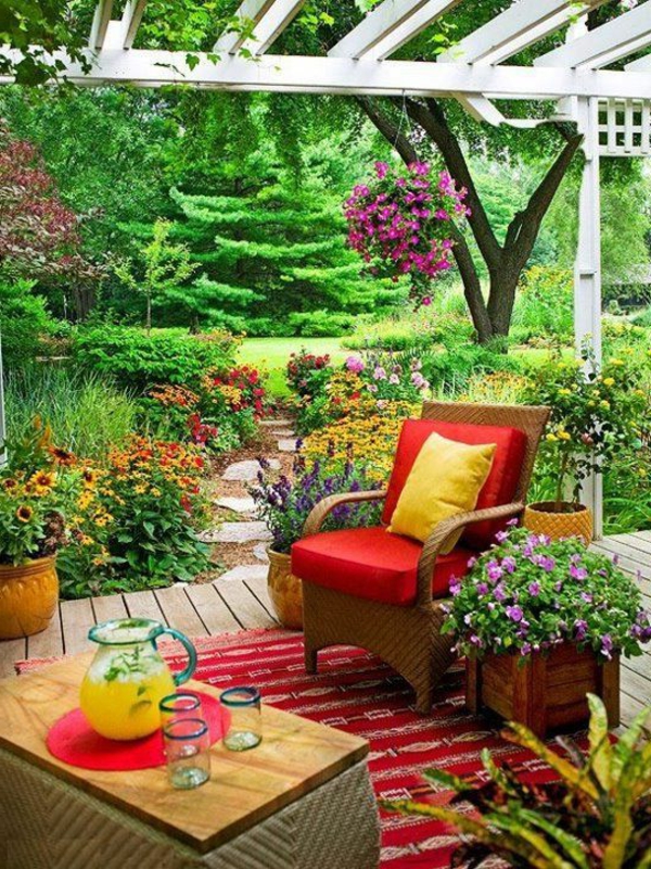 basse-table-en-bois-tapis-coloré-jardin-vert-fleurs