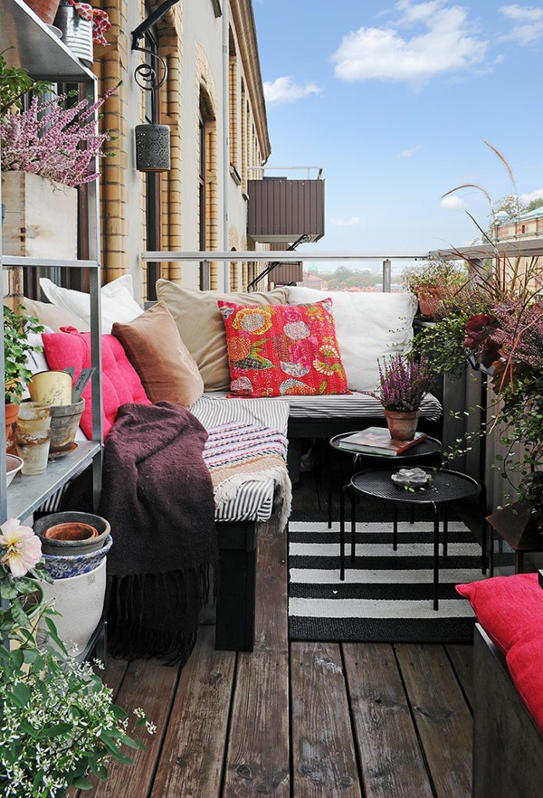 belle-vue-balcon-terrasse-aménager-petit-espace-petites-tables-de-jardin-noir-fer-forgé