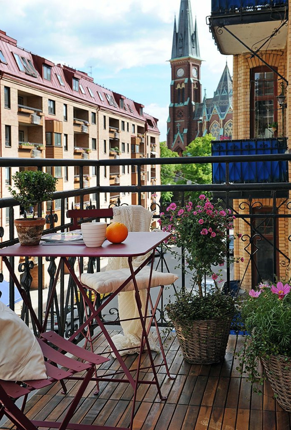 belle-vue-balcon-terrasse-aménager-petit-espace-petites-tables-de-jardin-rouge