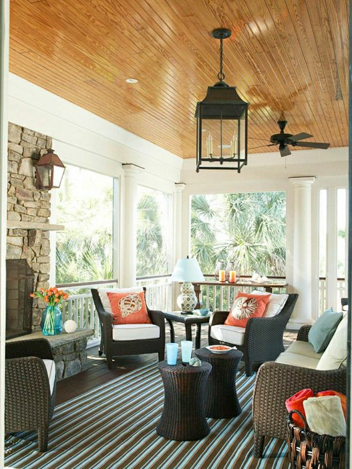 belle-véranda-avec-ventilateur-de-plafond-en-bois-belle-vue-chaises-table-de-jardin