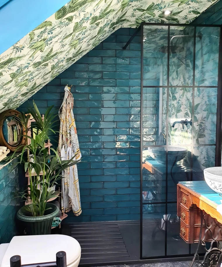 cabine de douche sous pente style tropical carrelage bleu