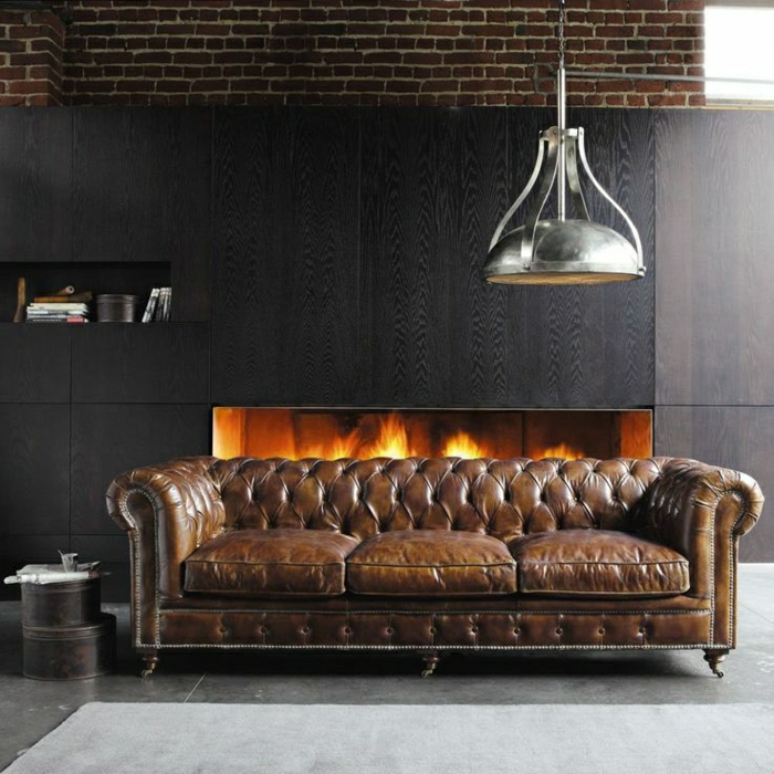 canapé-cuir-marron-cheminée-murs-noir-tapis-gris-carrelage-gris-canapé-marron