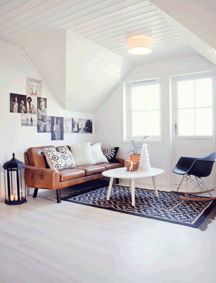 canapé-en-cuir-brun-salon-mansardé-tapis-noir-murs-blanc-lumière