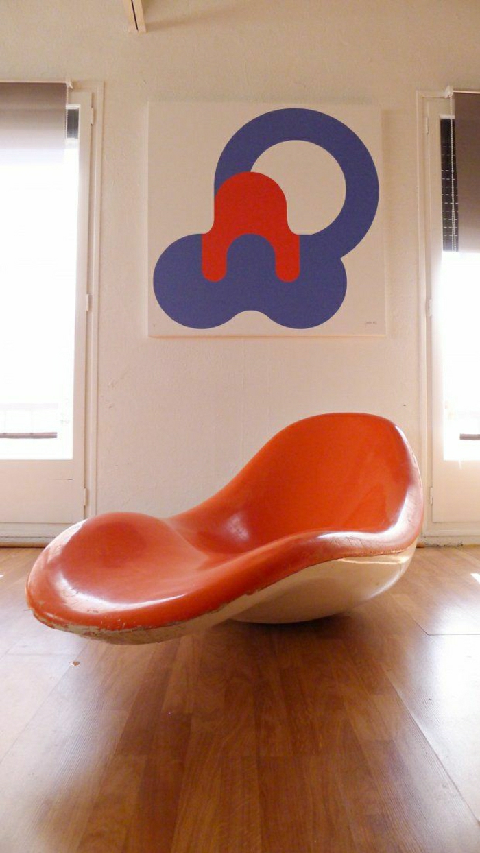 canapé-en-plastique-orange-une-chaise-insolite-sol-en-lin-chaise-berçante