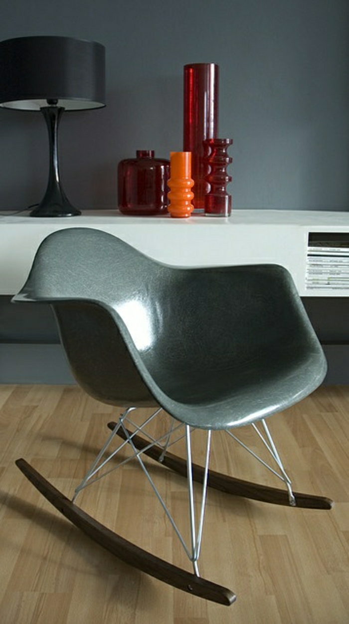chaise-berçante-chaise-plastique-grise-sol-en-parquet-chaise-de-salon-fauteuil-de-salon