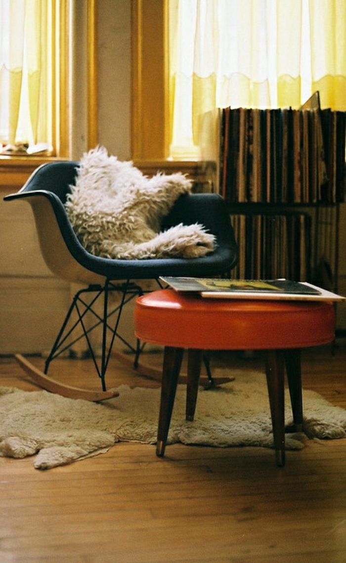 chaise-berçante-chaise-plastique-salon-commode-sol-en-bois-une-petite-chaise-orange