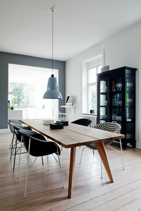 chaise-de-salle-à-manger-aménagement-bois-table-lustre-armoire-noir