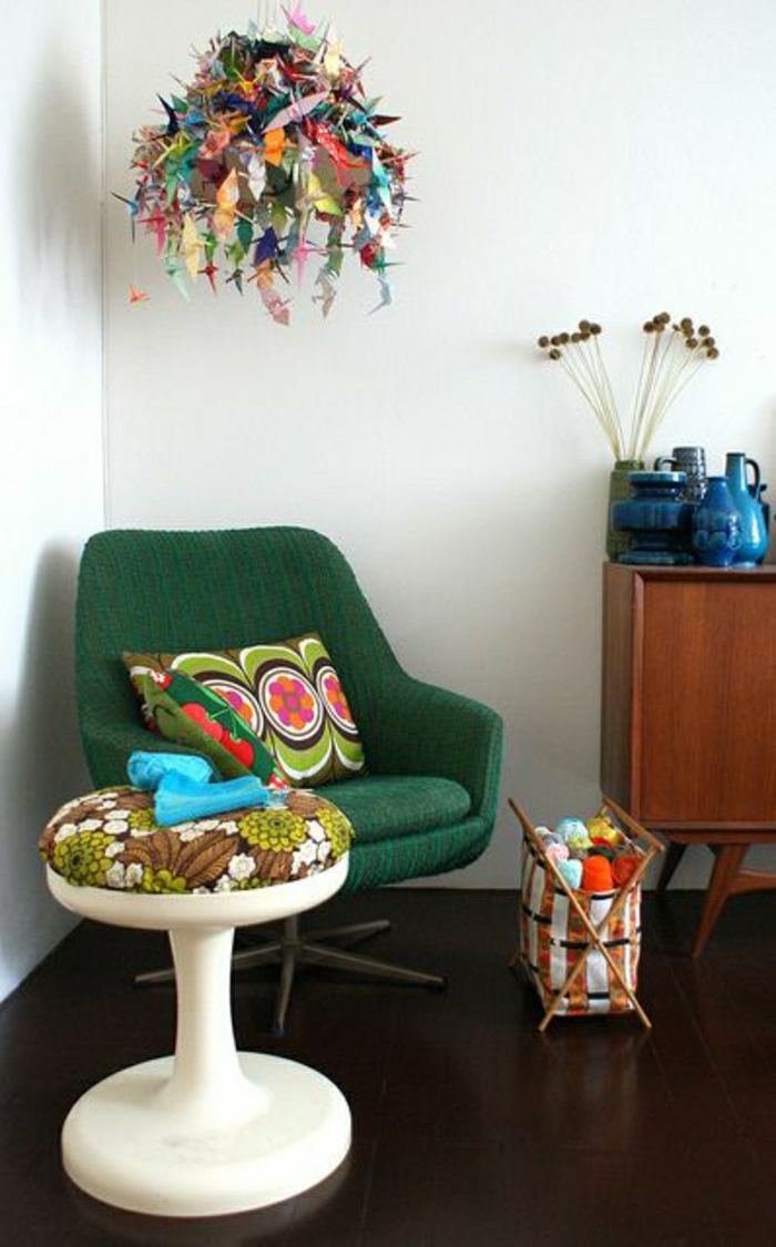 chaise-plastique-blanche-sol-en-lin-marron-chaise-verte-meubles-deco-idée