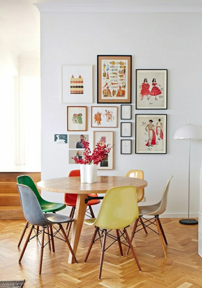 chaise-plastique-colorée-sol-en-parquet-peintures-fleurs-sur-la-table