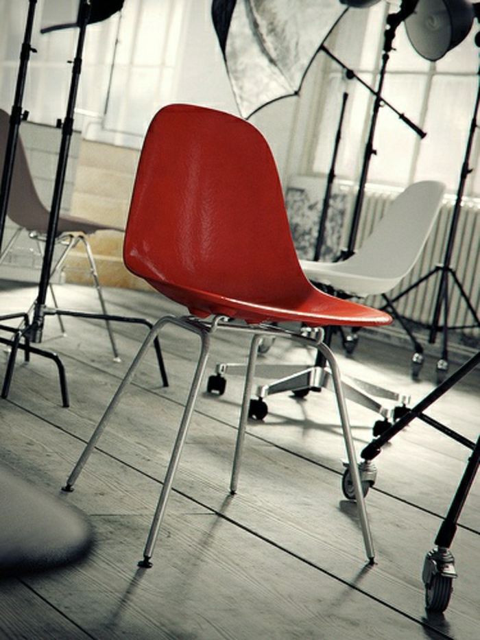 chaise-plastique-rouge-intérieur-sol-en-bois-deco-moderne-meubles-industriels