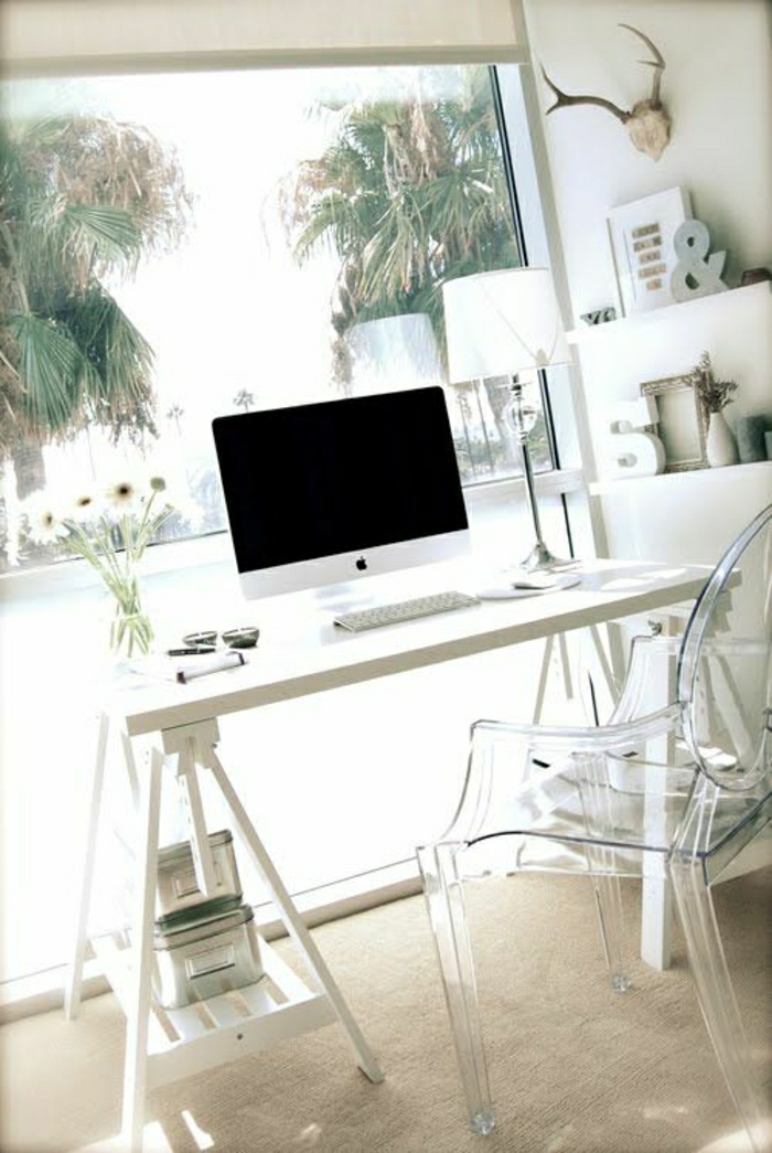 chaise-plastique-transparente-bureau-blanc-en-bois-computer