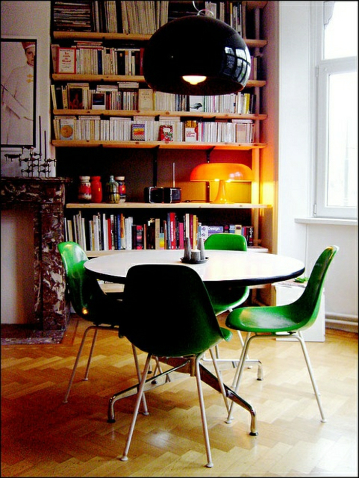 chaise-plastique-verte-salle-de-séjour-moderne-plein-de-lumière