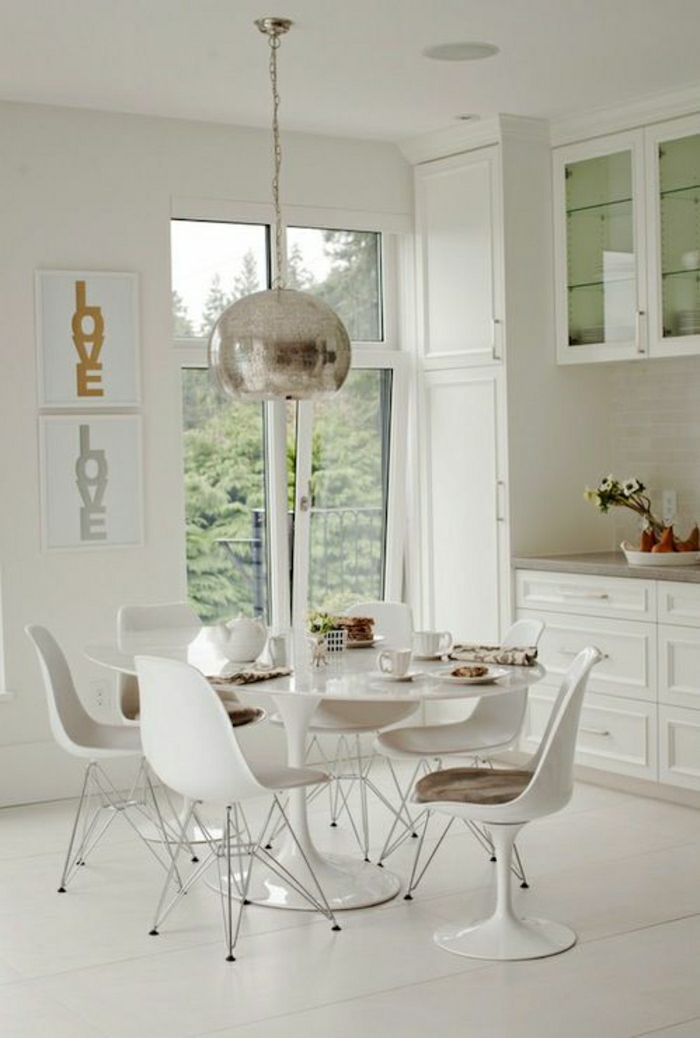 chaises-blanches-plastiques-deco-blanc-cuisine-moderne-belle-vue