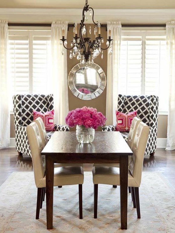 chaises-de-salle-à-manger-deco-luxe-belle-chambre-lustre-baroc-bouquet-vase