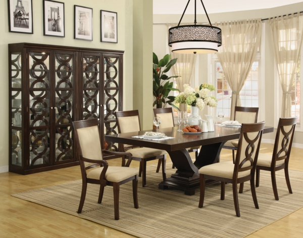 chaises-de-salle-à-manger-deco-luxe-lustre-table-bois-massive