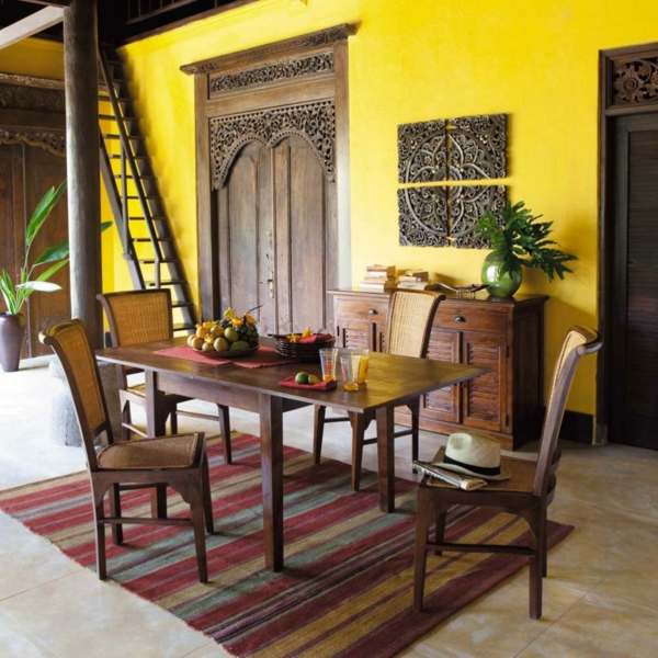 chaises-de-salle-à-manger-deco-table-mur-jaune-orientale