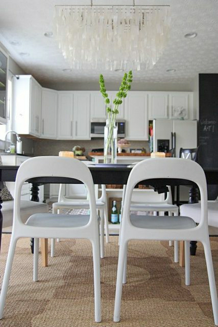 chaises-plastiques-cuisine-salle-de-séjour-moderne-de-style-moderne-lustre-luxe-plantes-vertes