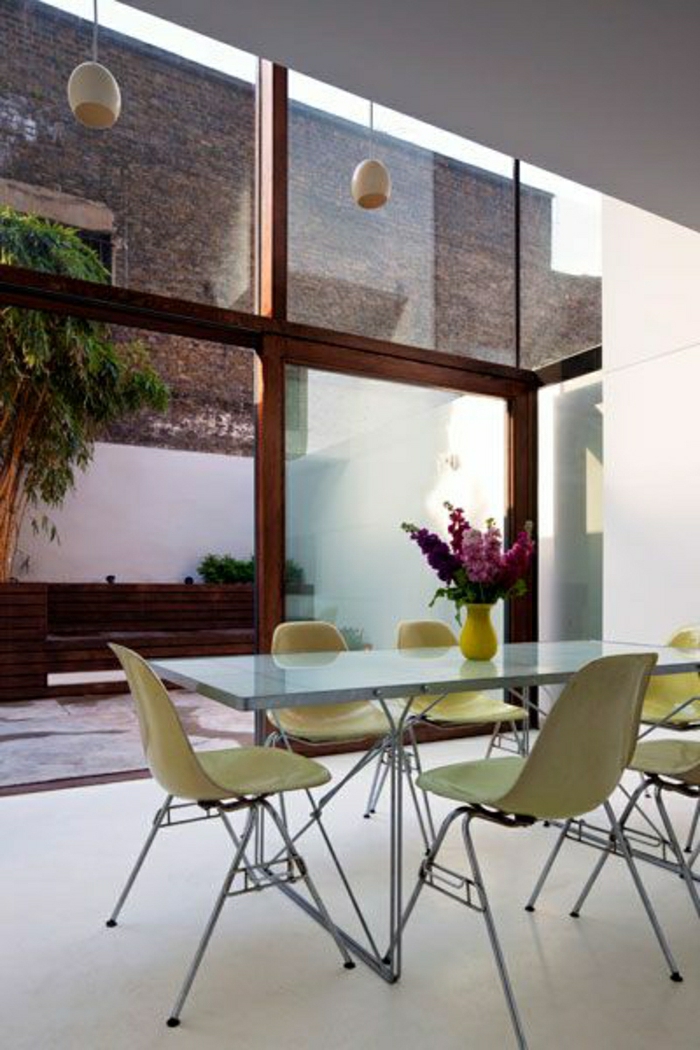 chaises-plastiques-vertes-salle-de-séjour-cuisine-moderne-vaste-chambre