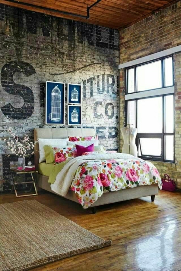 chambre-a-coucher-industrielle-couverture-de-lit-colorée-fleurs-meuble-de-chevet