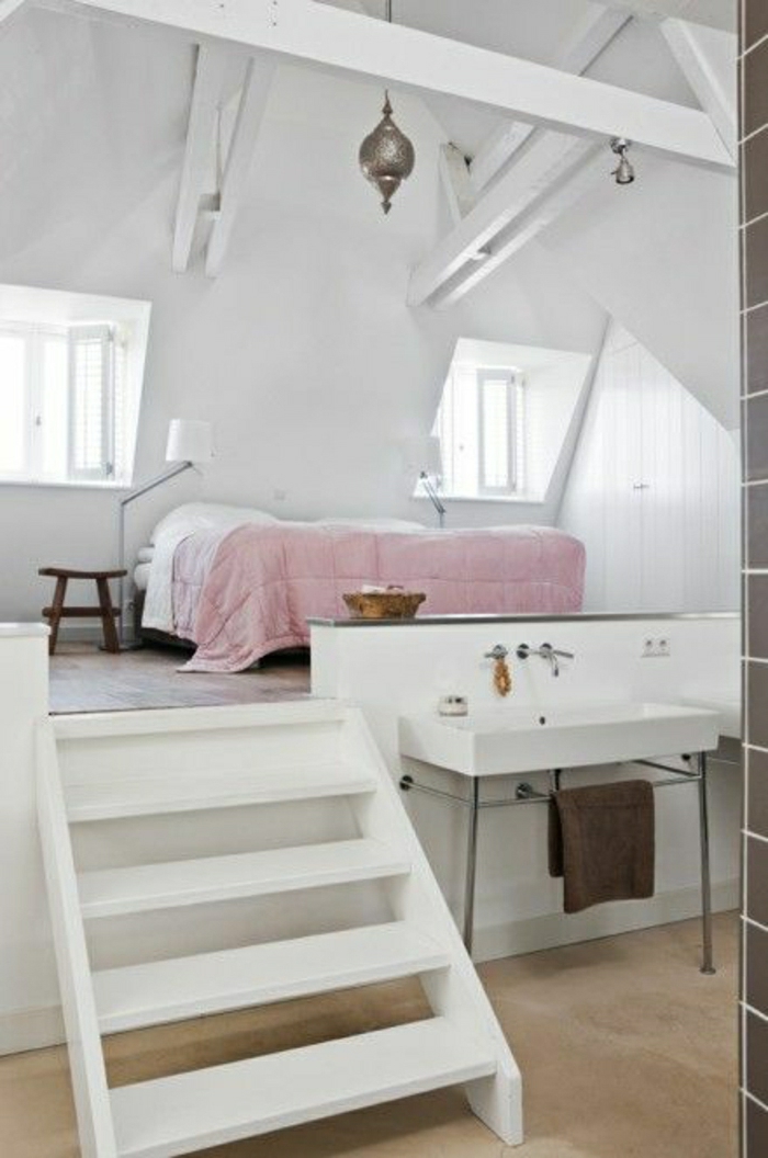 chambre-a-coucher-mansardé-escalier-en-bois-blanc-sol-en-lin-beige-chambre