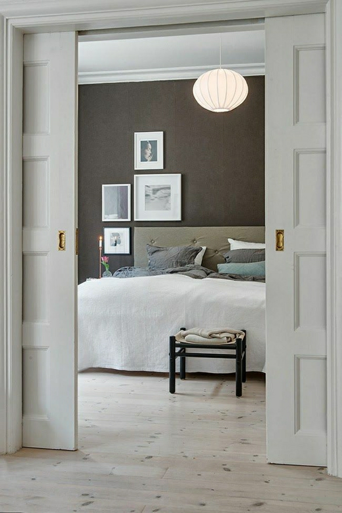 chambre-a-coucher-porte-coulissante-intérieur-moderne-sol-en-parquet-mur-marron