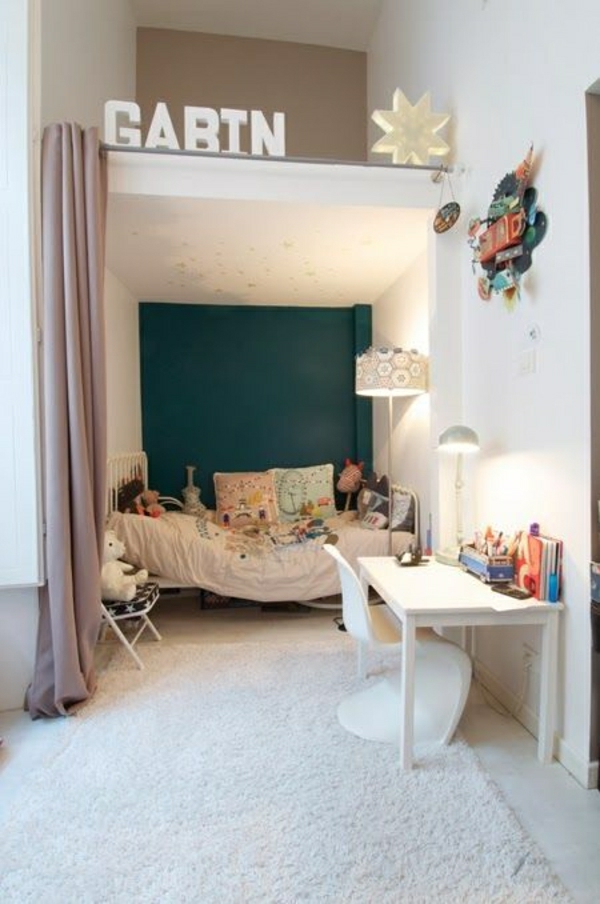 chambre-d-enfant-cocooning-intérieur-moderne-blanc-tapis-blanc-bureau-d-enfant