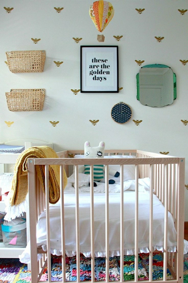chambre-d-enfant-cocooning-intérieur-moderne-lit-bébé-en-bois-chambre-cocooning