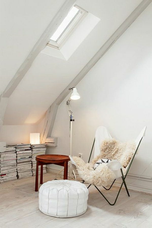 chambre-mansardé-chaise-butterfly-murs-blancs-sol-en-parquet-lampe