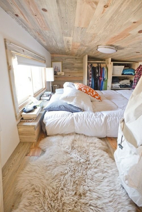 chambre-mansardé-en-bois-tapis-beige-sol-en-parquet-lit-chambre-à-coucher-ambiance-cocooning